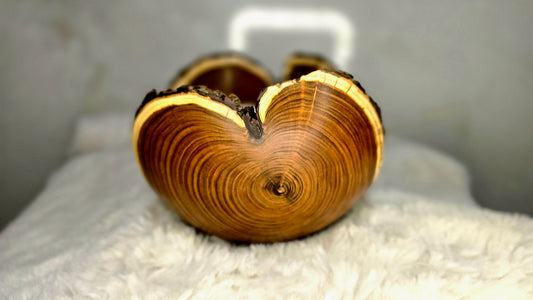 Luksuzna skleda iz lesa ruja – ročno izdelana lesena skleda z naravnim robom (edinstven obrtniški izdelek)