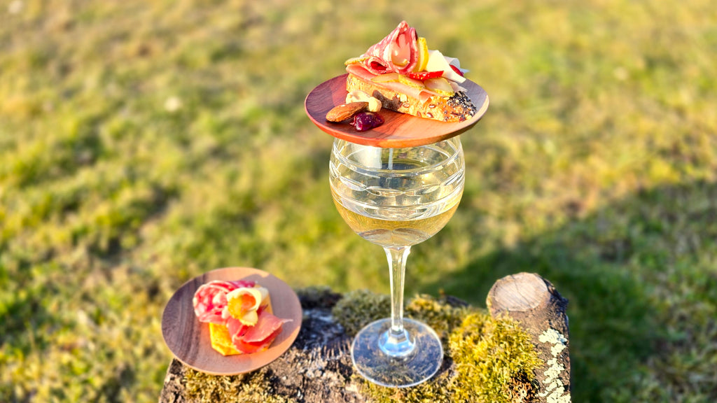 Handgefertigte Charcuterie-Topper aus Naturholz für Weingläser – personalisiert und vielseitig einsetzbar