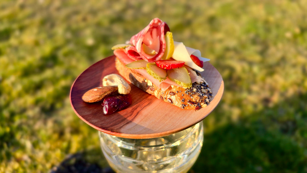 Handgefertigte Charcuterie-Topper aus Naturholz für Weingläser – personalisiert und vielseitig einsetzbar