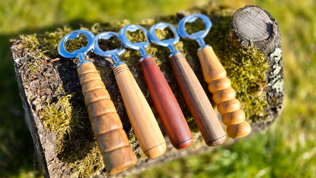 Handgefertigter Flaschenöffner aus Holz | Anpassbare Eiche, Walnuss, Kirsche, Birne und Esche