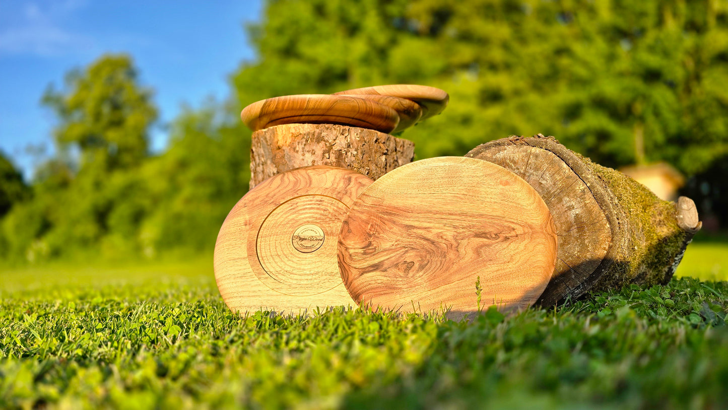 Handgefertigter Teller aus Walnussholz – 24 cm x 2 cm (9,45 Zoll x 0,79 Zoll) – Rustikales Geschirr