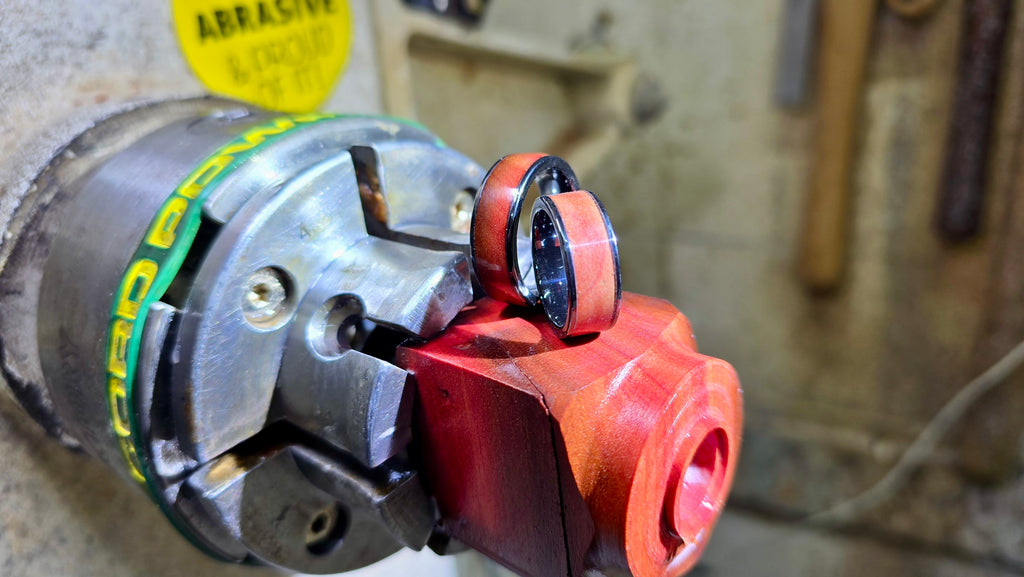 Handgefertigter Holzring mit schwarzer Keramikeinlage – Individuelle Holzoptionen