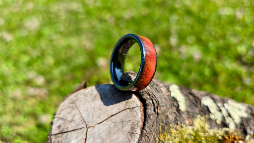 Handgefertigter Holzring mit schwarzer Keramikeinlage und Amaranthholz