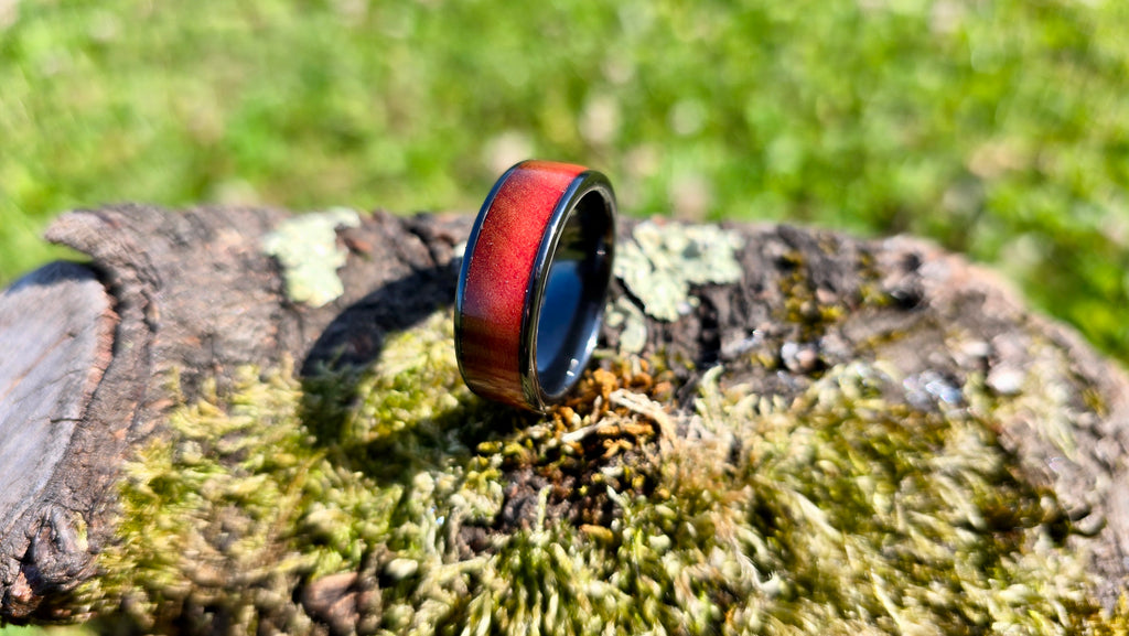 Handgefertigter Holzring mit schwarzer Keramikeinlage und Amaranthholz