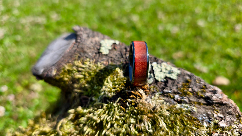 Handgefertigter Holzring mit schwarzer Keramikeinlage und Amaranthholz