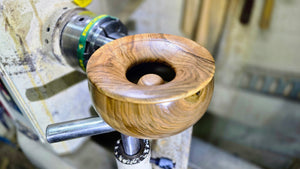Handgefertigter Aschenbecher aus Walnussholz mit Deckel – Einzigartiges Drechseldesign von PipejaWood