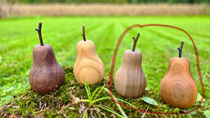 Handgedrehtes Salz- und Pfefferstreuer-Set in Birnenform – Walnuss, Kirsche und optionaler Ständer