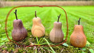 Handgedrehtes Salz- und Pfefferstreuer-Set in Birnenform – Walnuss, Kirsche und optionaler Ständer