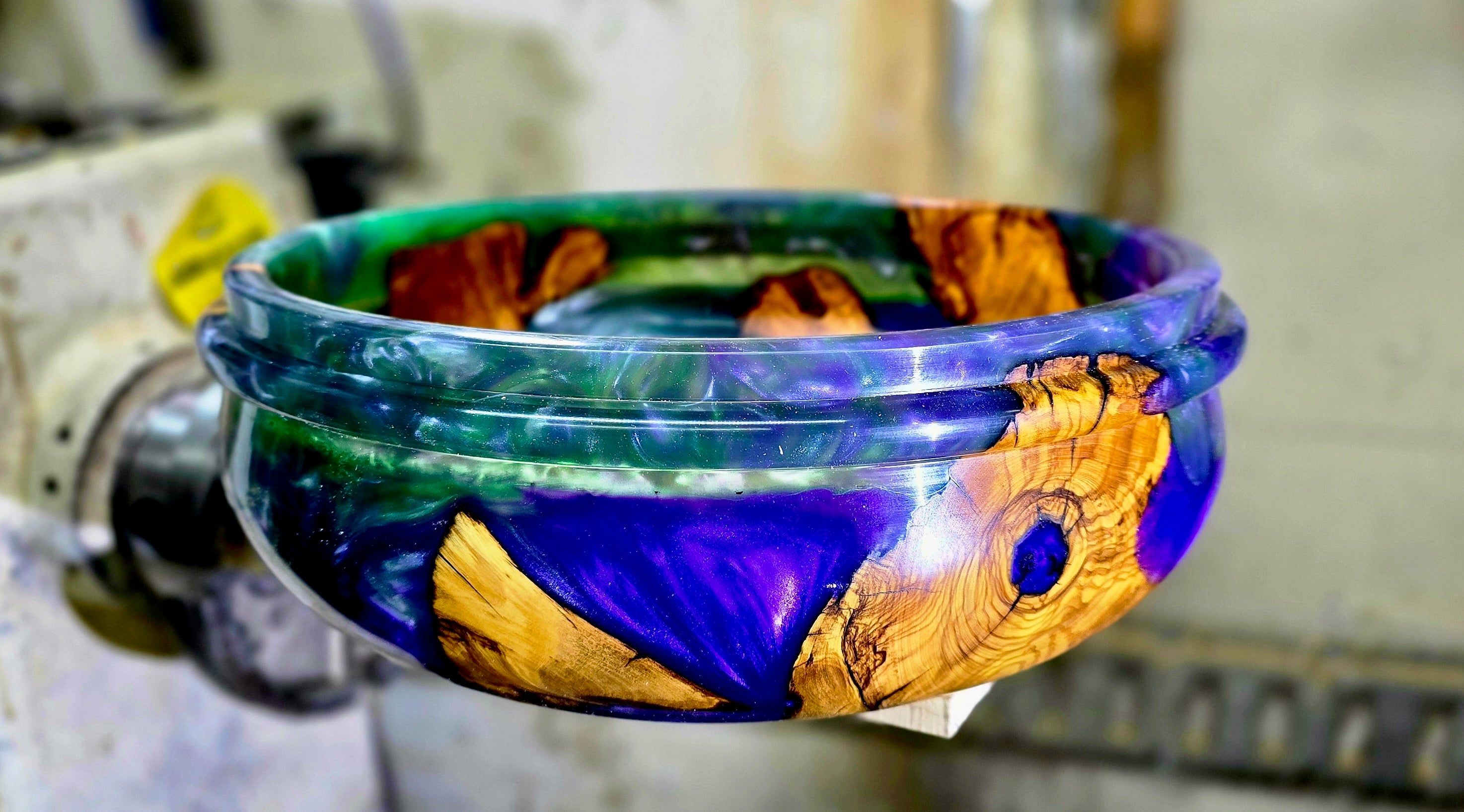Kunstschale aus Epoxidharz und Holz, ein einzigartiges Geschenk zum Hochzeitstag