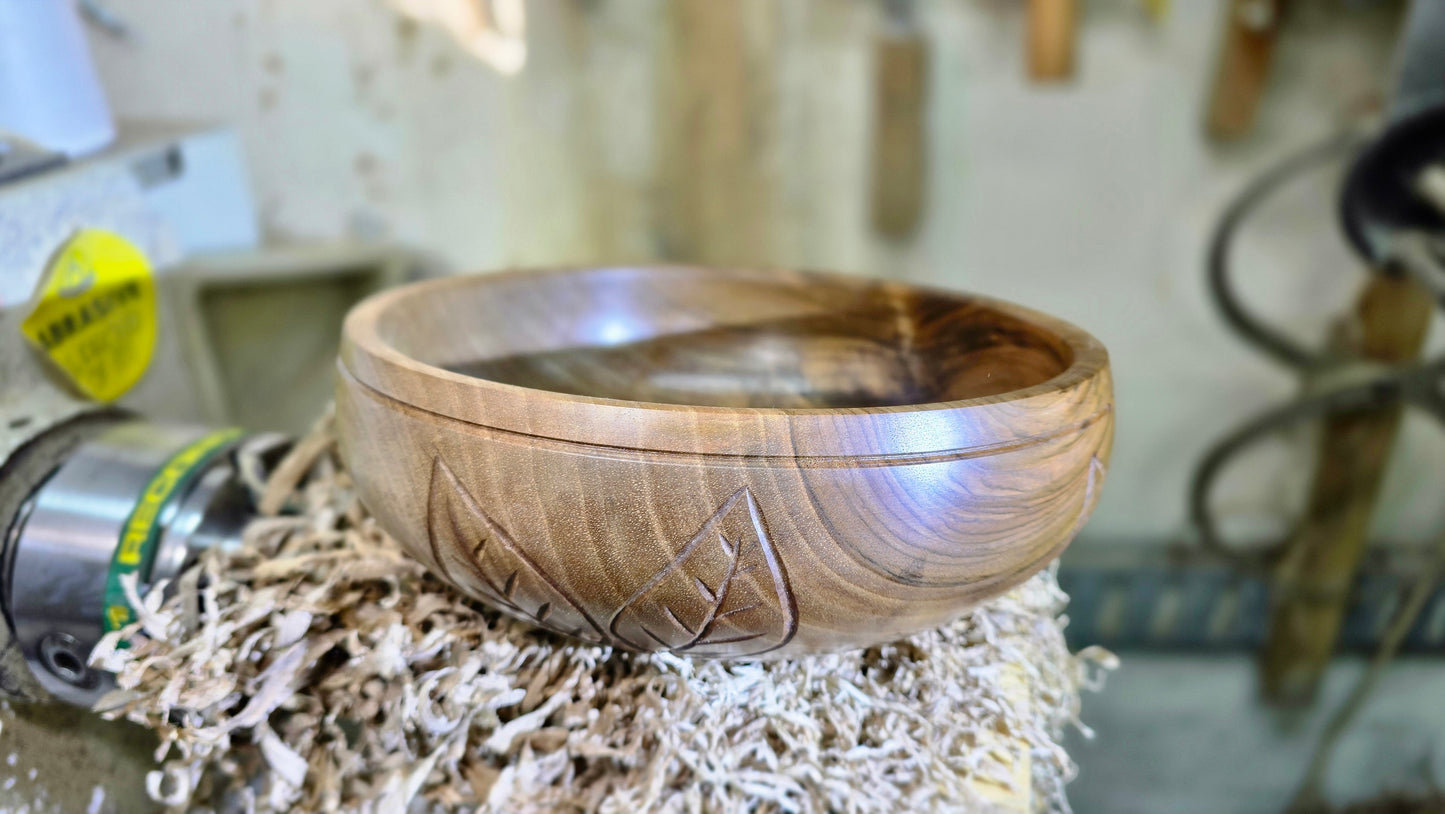 Luxuriöse, handgeschnitzte Schale aus Walnussholz mit Blattdekor