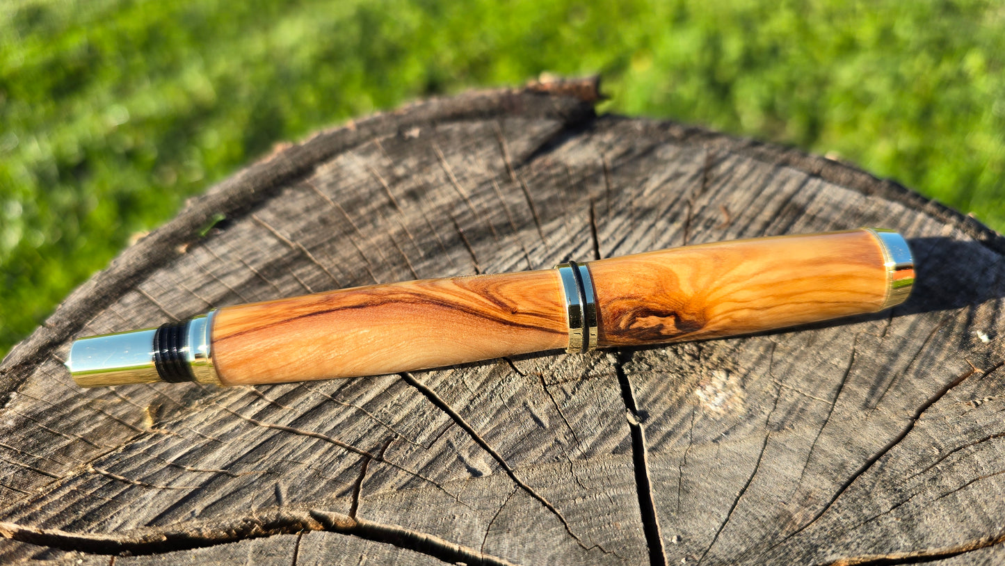 Handgefertigter Füllfederhalter aus Olivenholz – Luxuriöses Schreibgerät aus Holz, Einzigartiges Geschenk