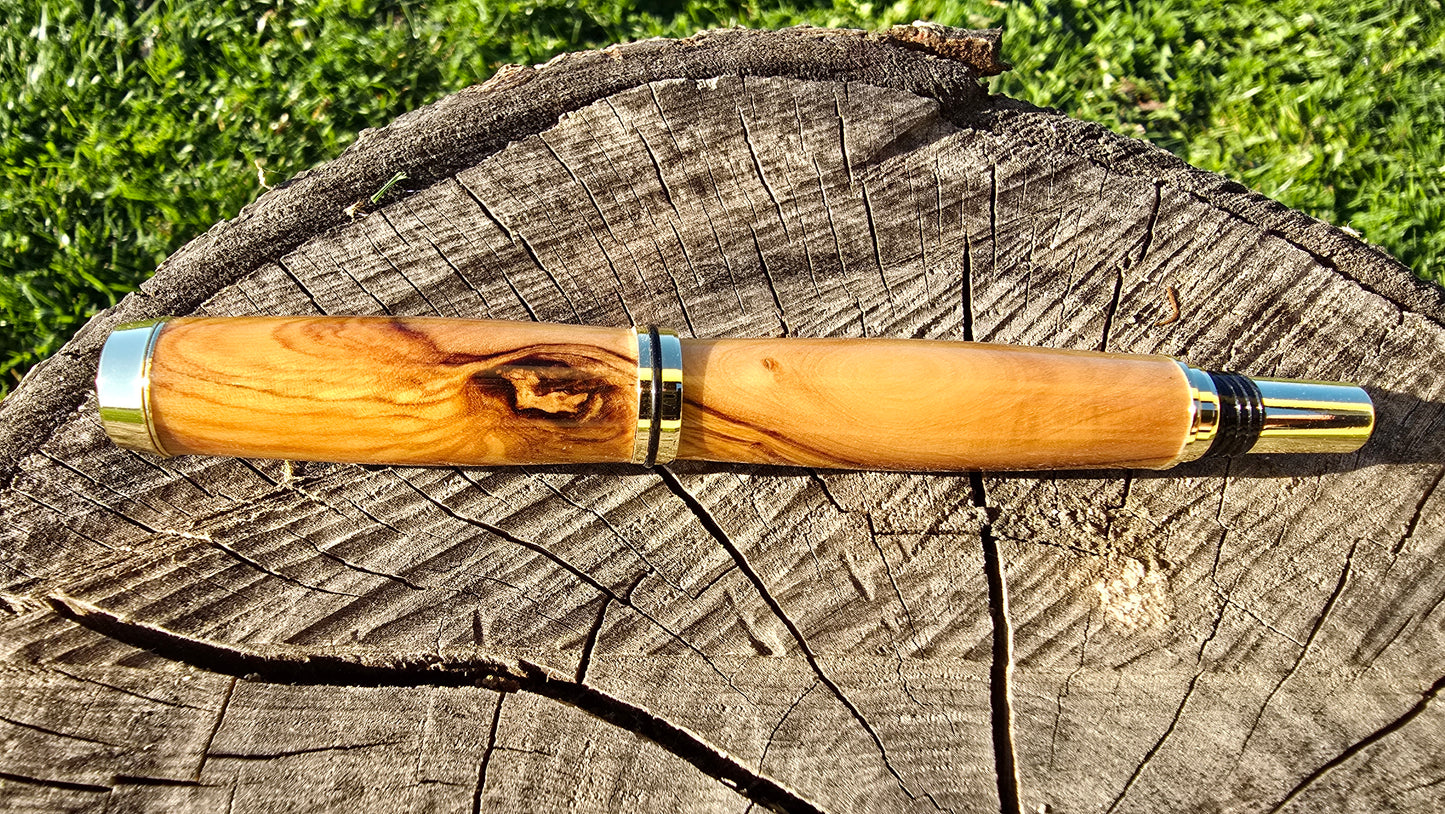 Handgefertigter Füllfederhalter aus Olivenholz – Luxuriöses Schreibgerät aus Holz, Einzigartiges Geschenk