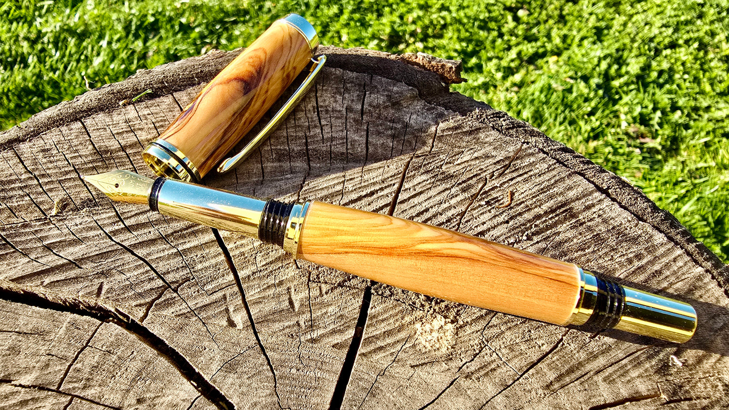 Handgefertigter Füllfederhalter aus Olivenholz – Luxuriöses Schreibgerät aus Holz, Einzigartiges Geschenk