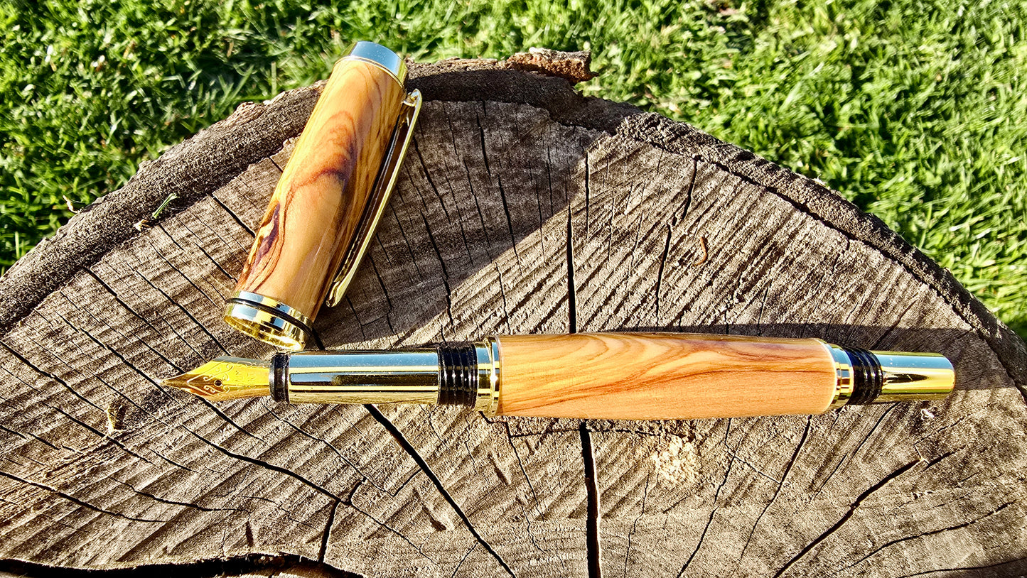Handgefertigter Füllfederhalter aus Olivenholz – Luxuriöses Schreibgerät aus Holz, Einzigartiges Geschenk