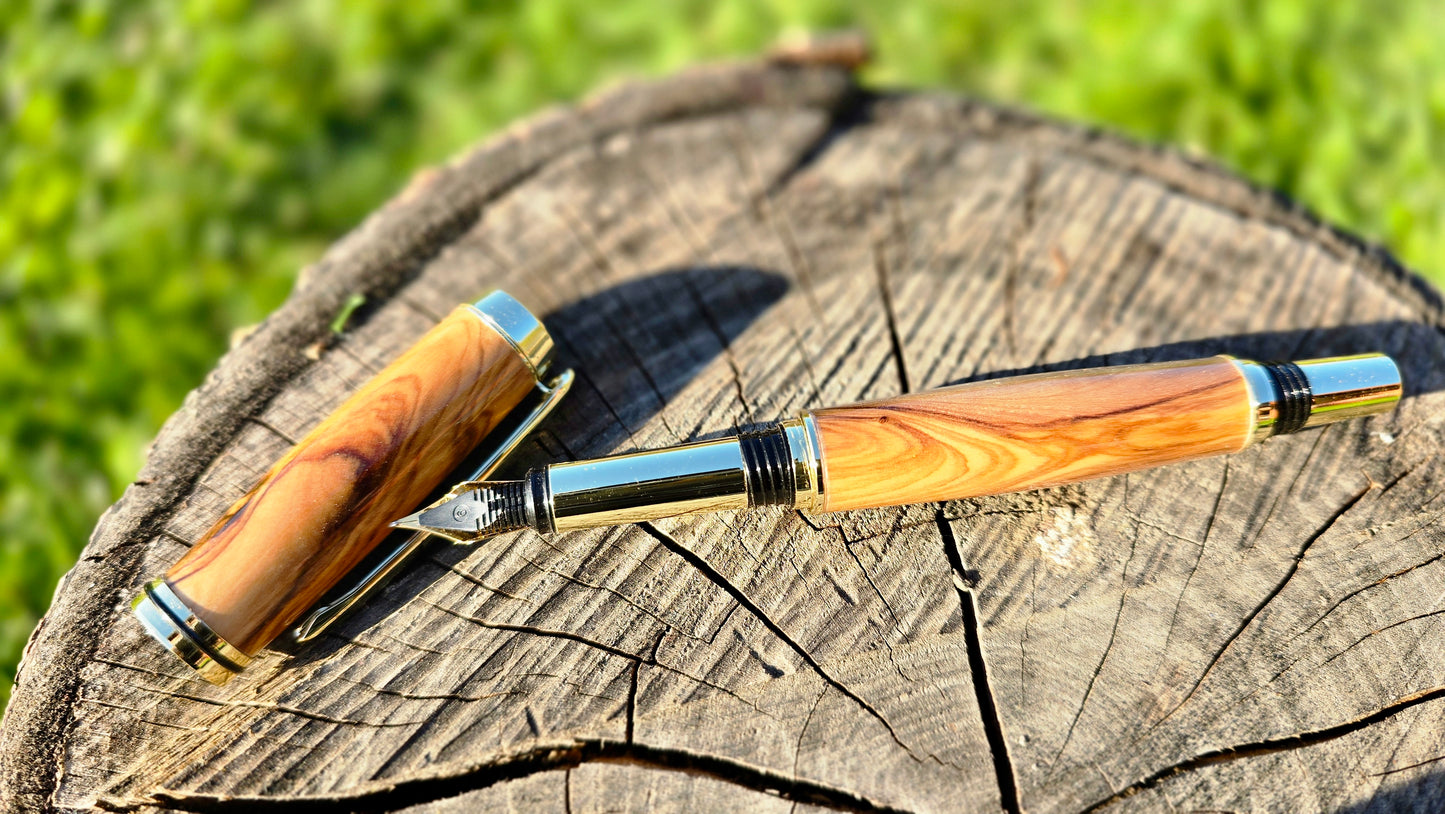 Handgefertigter Füllfederhalter aus Olivenholz – Luxuriöses Schreibgerät aus Holz, Einzigartiges Geschenk