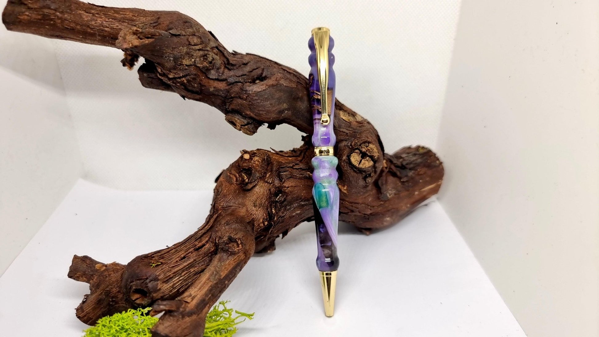 Handcrafted Epoxy Resin Pen: A Splash of Color for Your Writing Experience - PipejaWood