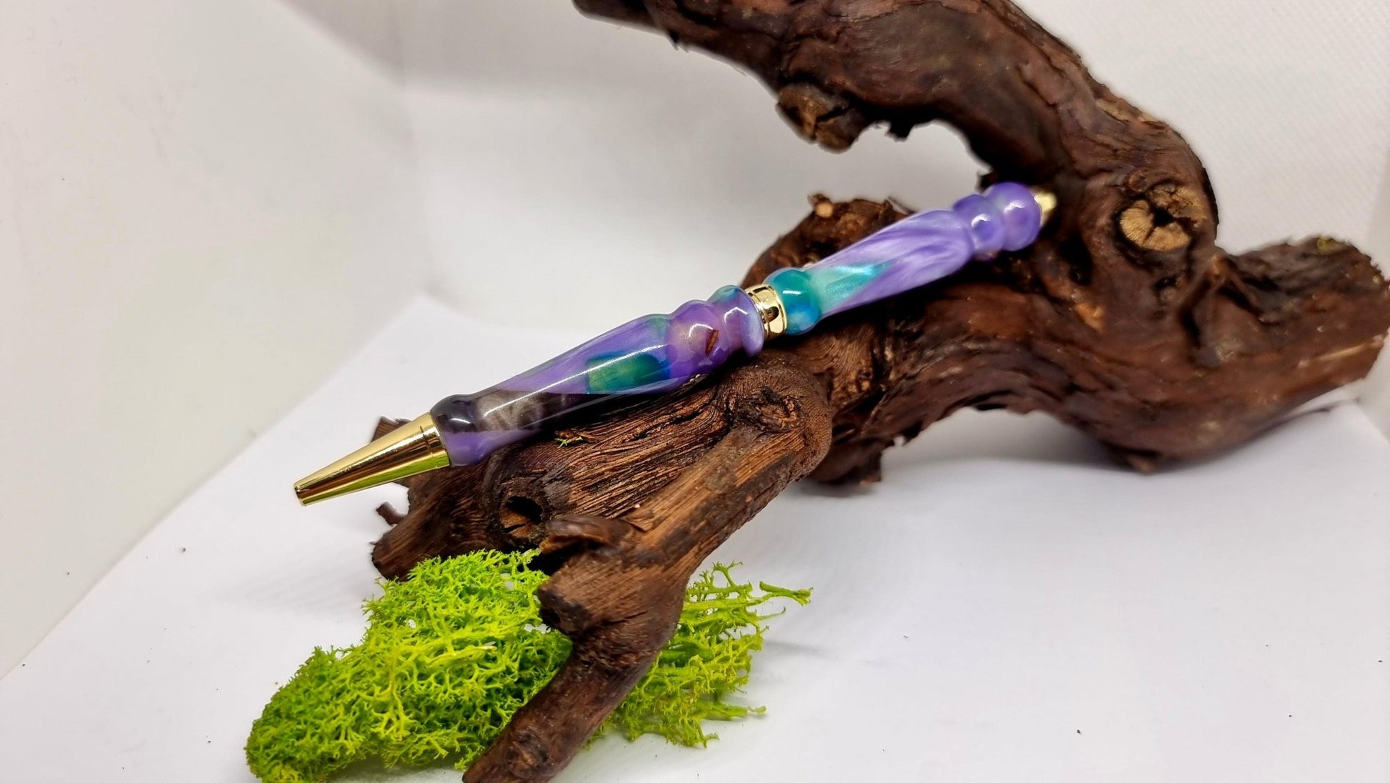 Handcrafted Epoxy Resin Pen: A Splash of Color for Your Writing Experience - PipejaWood