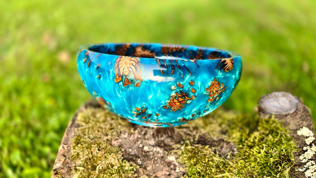 Handmade Epoxy Resin Bowl with Pine Cones - PipejaWood