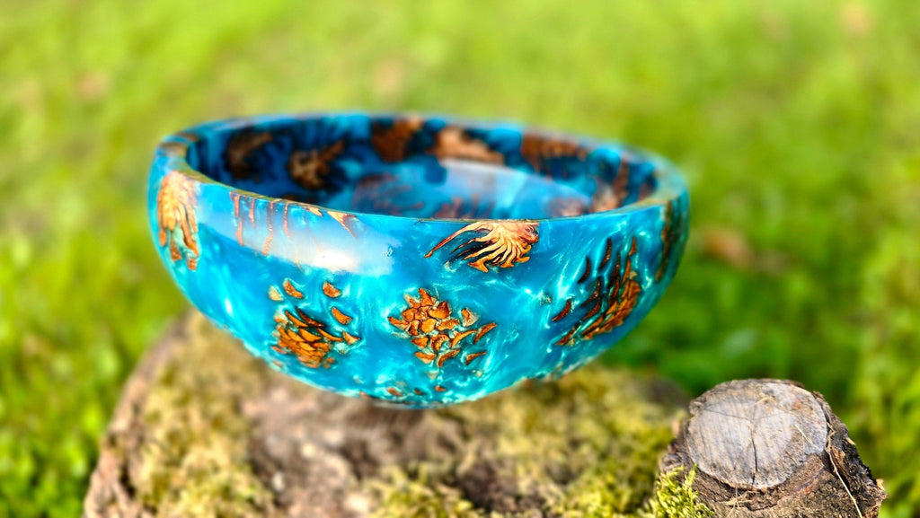 Handmade Epoxy Resin Bowl with Pine Cones - PipejaWood