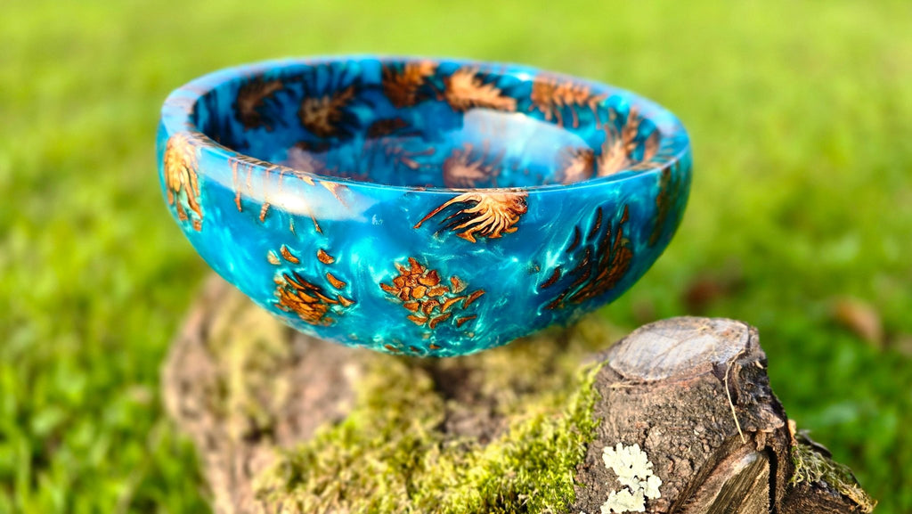 Handmade Epoxy Resin Bowl with Pine Cones - PipejaWood