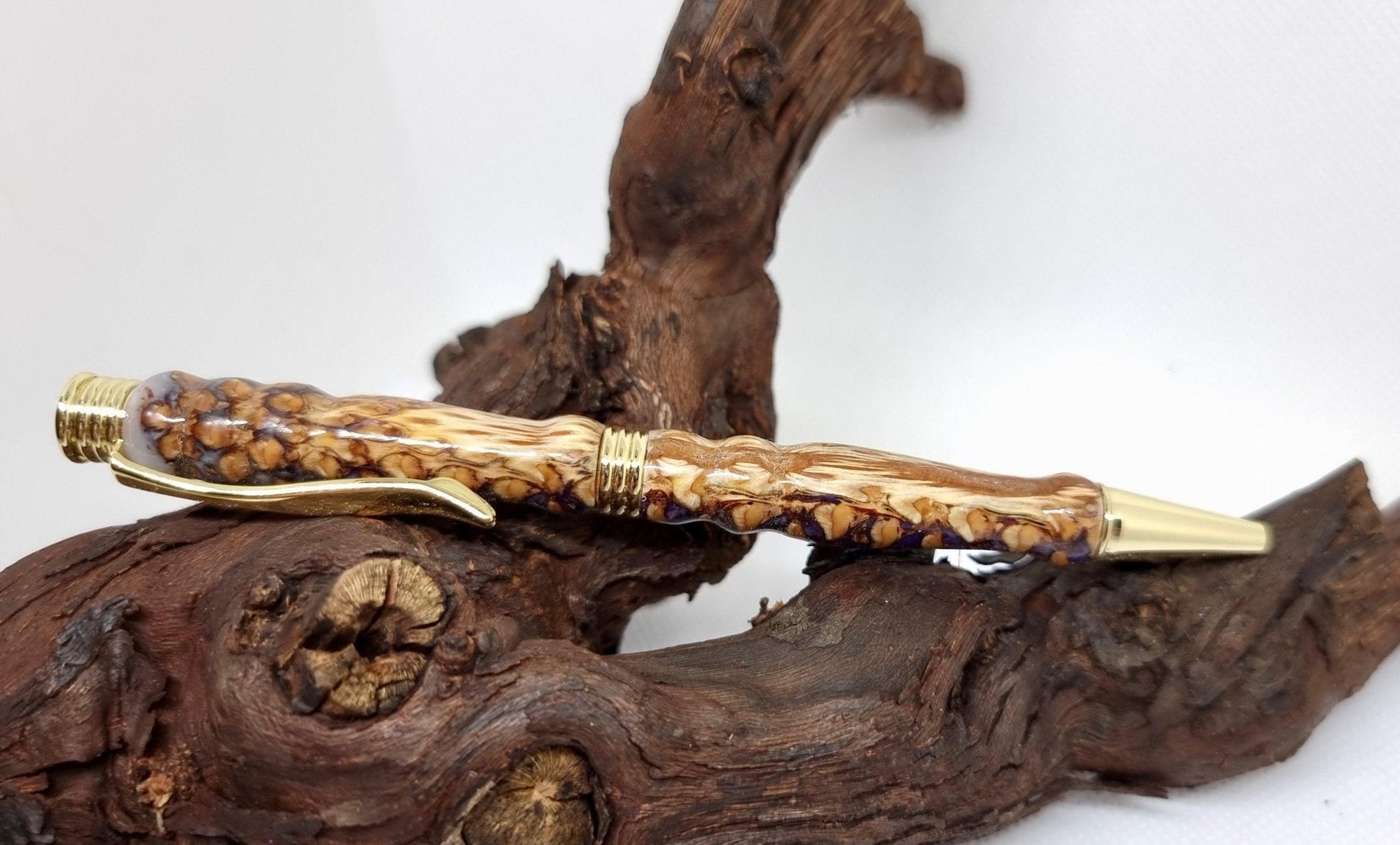 Handmade Pen from Epoxy resin and Pine cones - PipejaWood