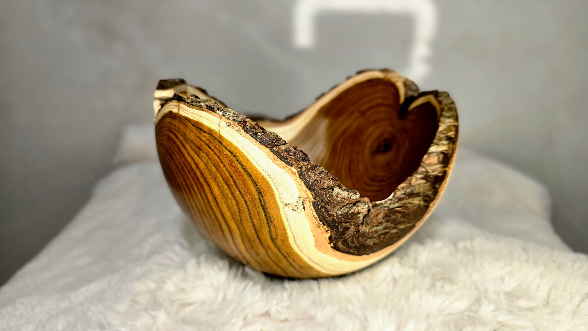 luxury wooden bowl with grapes wine table decor serving